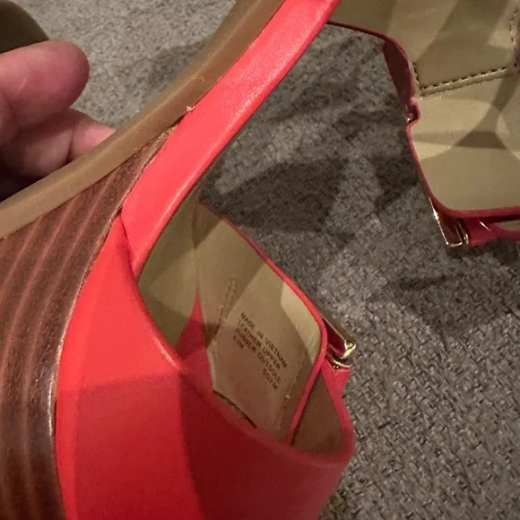 Stylish Red Sandals with Gold Buckles - Picture 4 of 5